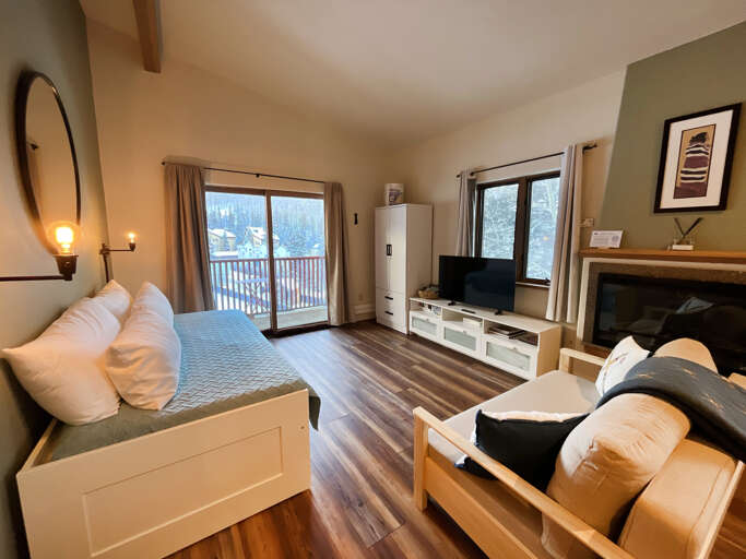 Day bed futon, smart tv and balcony dooes