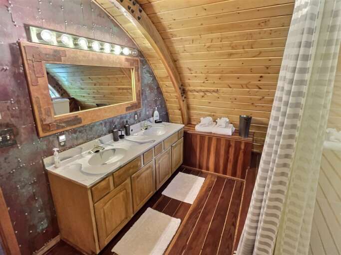 King Suite Bath Interior6