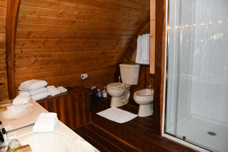 King bathroom with toilet and bidet