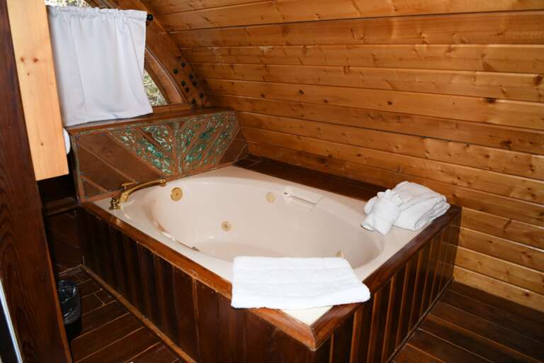 Massive tub in king bath