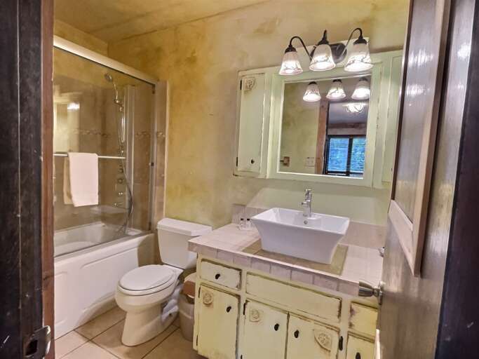 Front Room Bathroom with Shower/Tub Combo