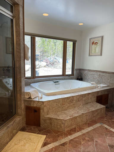 King bedroom soaking tub