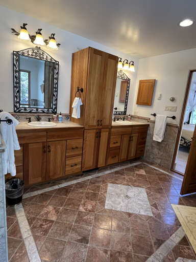 King bedroom en suite bathroom