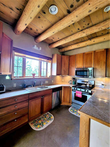 A great fully stocked kitchen