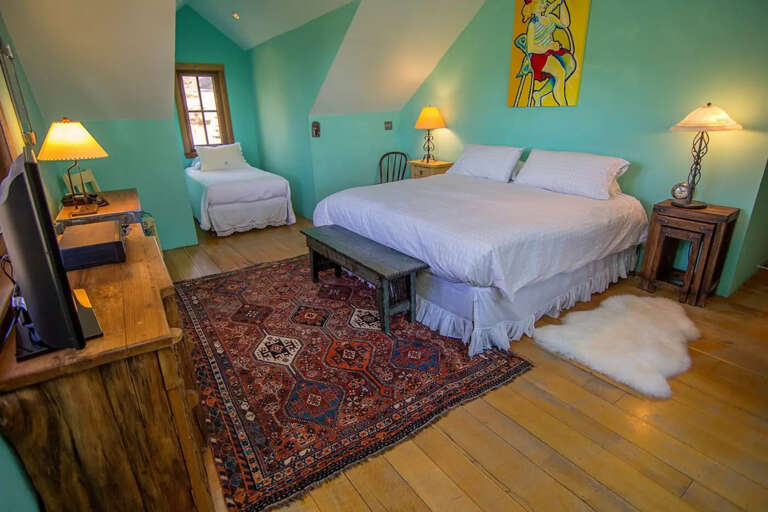 King bedroom with twin bed extra sleeping space