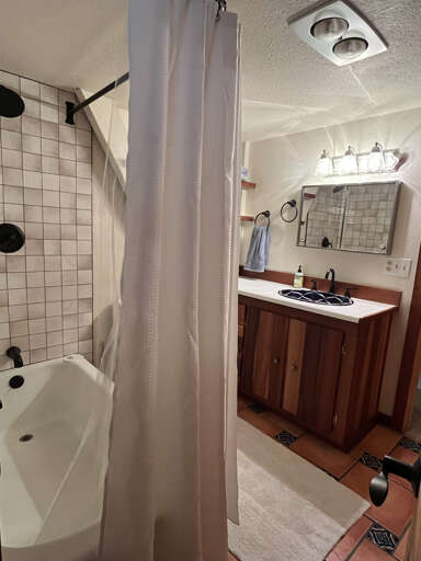 Queen suite bathroom