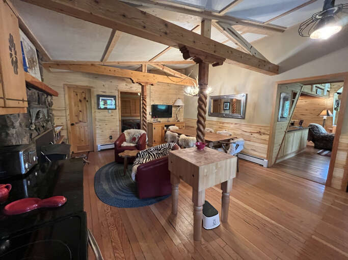 Living dining area near the kitchen.