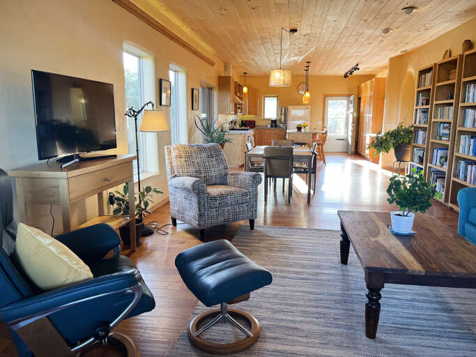 Livingroom with plenty of space to find the perfect spot