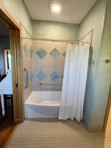 Tub with grab rails