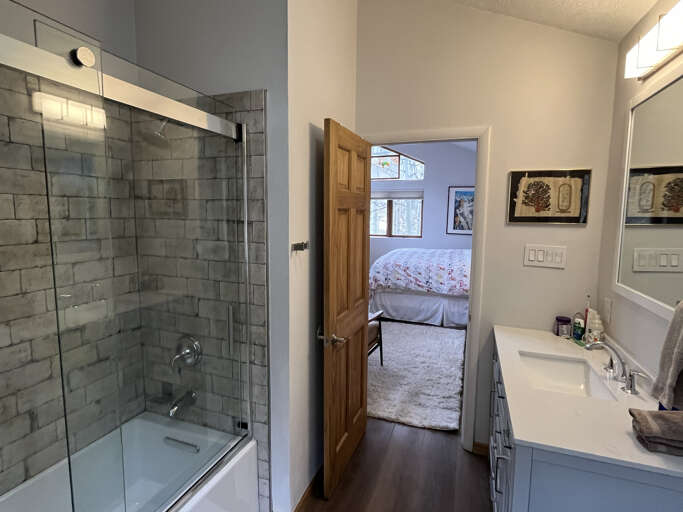 King bedroom ensuite bathroom