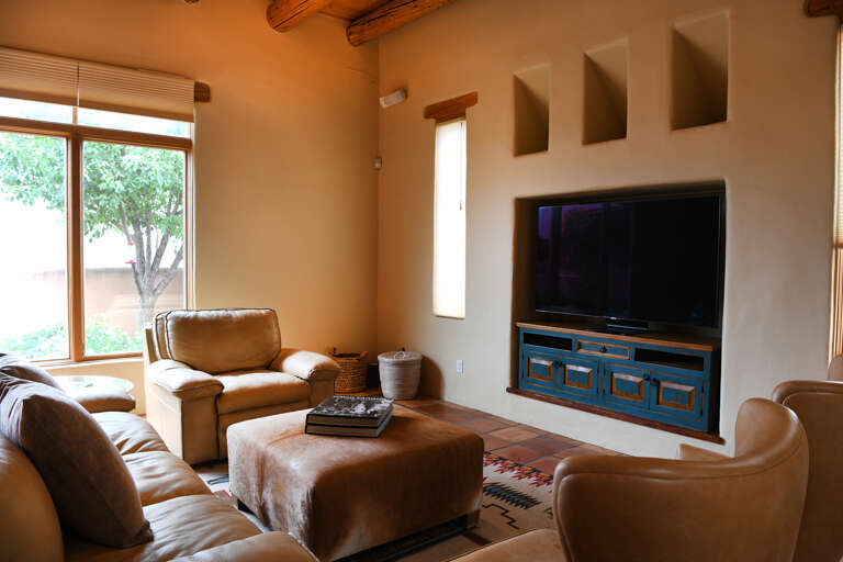 Living Room w. Plenty of Seating