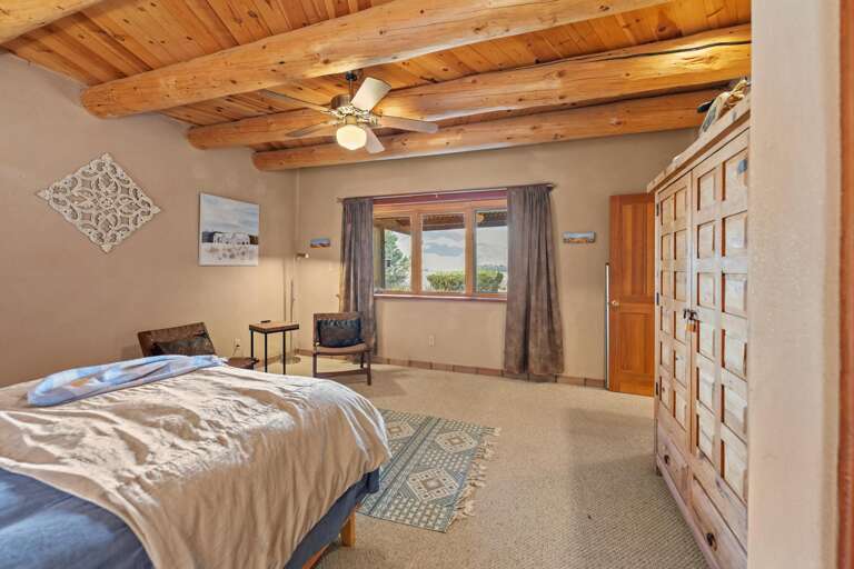 Guest queen bedroom - super quiet room off kitchen hall