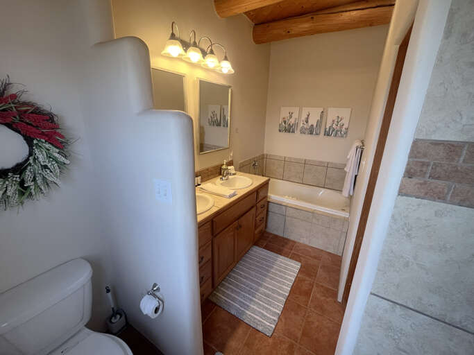 King bedroom suite bathroom