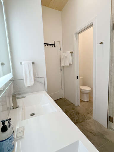 Hall bathroom off Second king bedroom