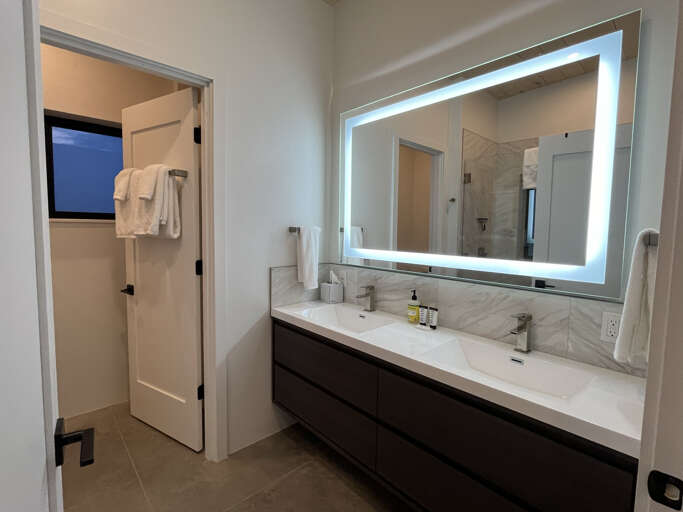 King bedroom bathroom