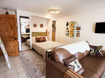 Sweet studio with murphy bed and pull out couch