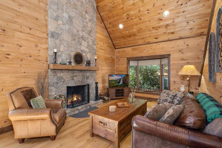 1 Kingfisher Living Room with Wood Burning Fireplace, Large TV