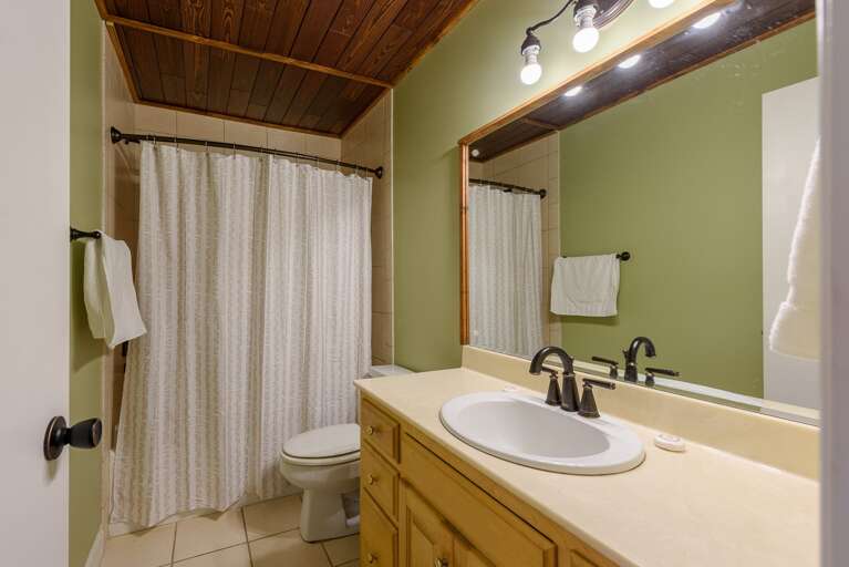 Full Ensuite Bathroom in Downstairs Bedroom with 2 Queen Beds