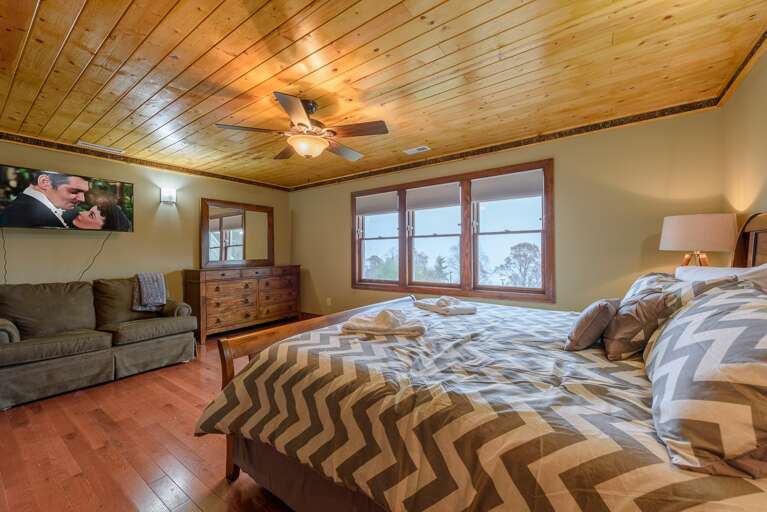 Upstairs King Suite with HDTV, Ensuite Full Bathroom