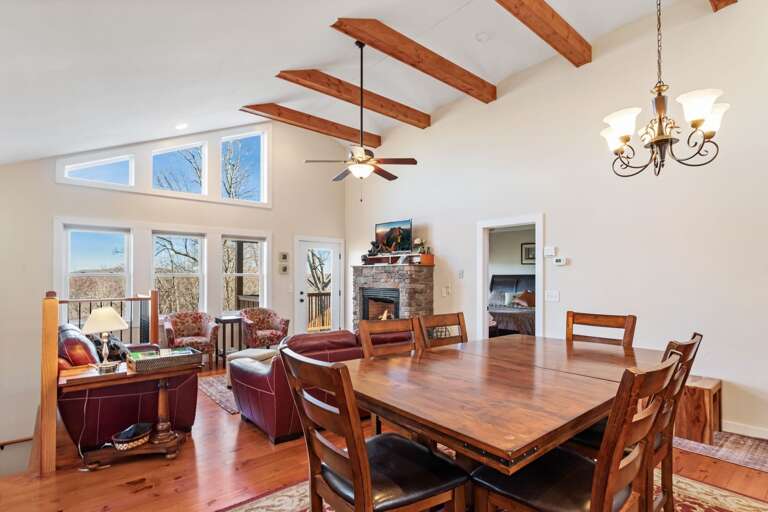 App Ski Mtn Chalet Great Room with Leather Furniture, Gas Fireplace and HDTV