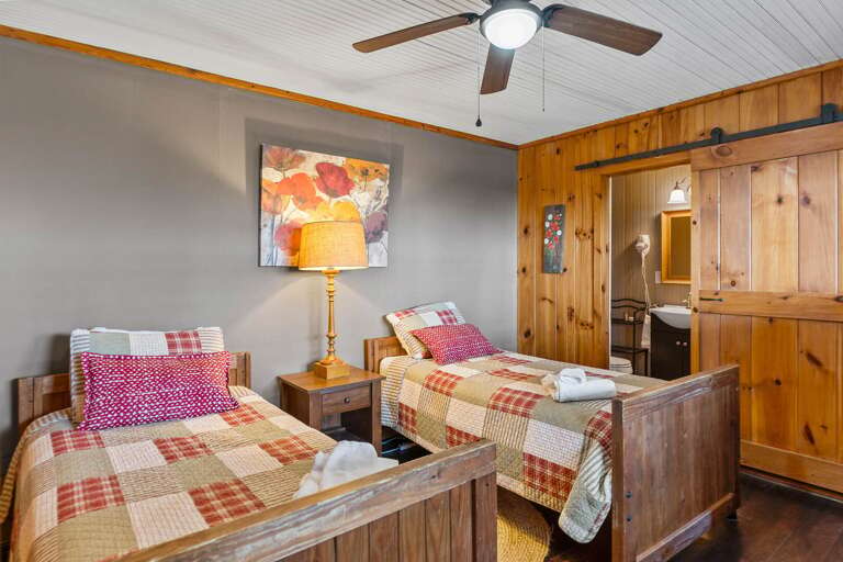 Downstairs Twin Bedroom with Ensuite Bathroom Downstairs Twin Bedroom with Ensuite Bathroom