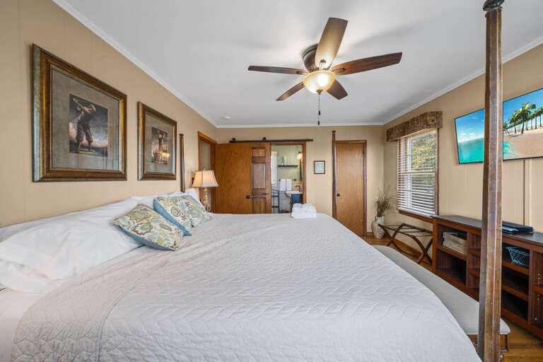 Master Bedroom with Private Ensuite Bathroom Master Bedroom with Private Ensuite Bathroom