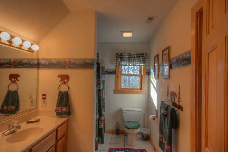Upstairs Full Bathroom
