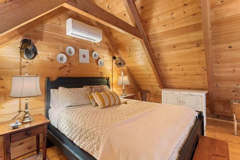 Queen Bed in the Loft Bedroom Queen Bed in the Loft Bedroom