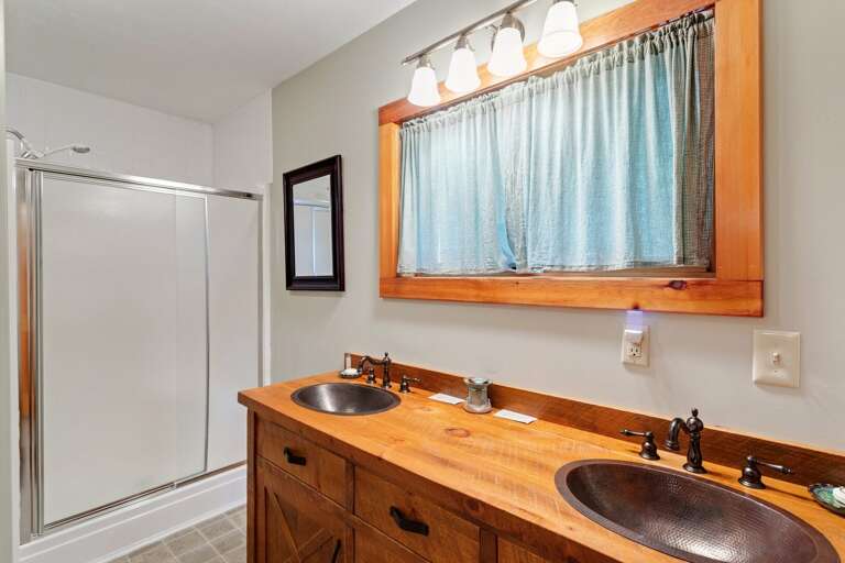 Downstairs Ensuite Full Bathroom with Shower