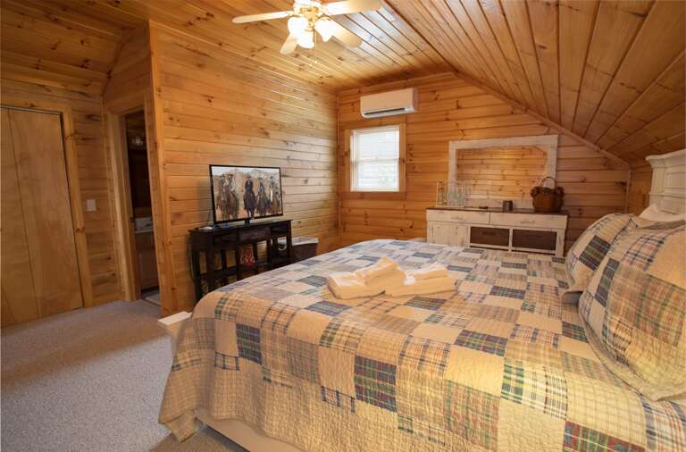Upper Level King Suite with Flat Screen TV Upper Level King Suite with Flat Screen TV