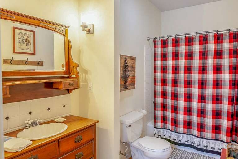 Shared bathroom for main level bedrooms