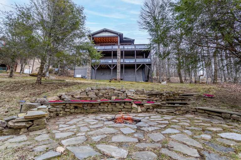 Spacious Back Yard with Fire Pit , Horse Shoe Pit, and Picnic Table