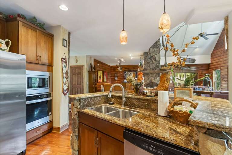 Upscale Kitchen with Large Center Island Upscale Kitchen with Large Center Island