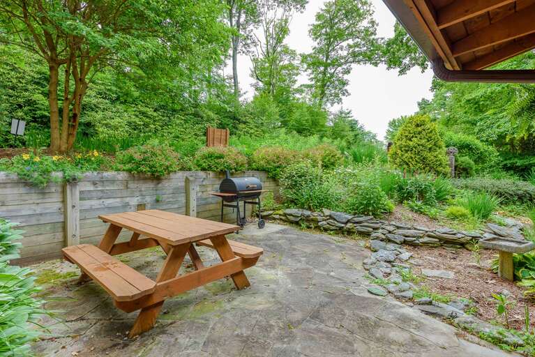 Outside dining on patio in front of Celtic Cabin