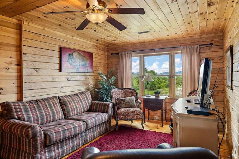 Upstairs Sitting Area with TV and Mountain Views