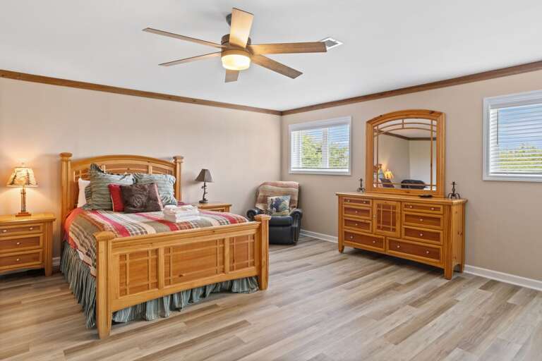 Spacious Downstairs Queen Bedroom