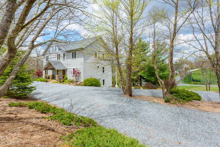 Flat Top Lodge with ample parking