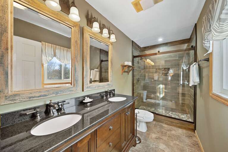 Full Ensuite Master Bathroom