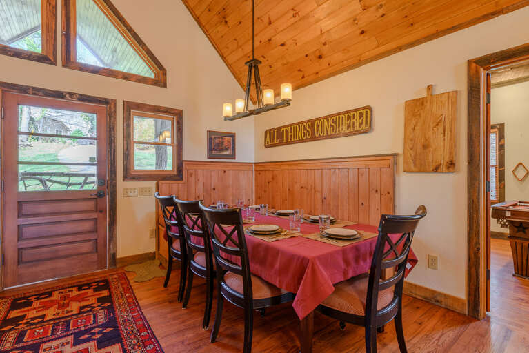 Big Dining Table, comfortably seats 8 guests Big Dining Table, comfortably seats 8 guests