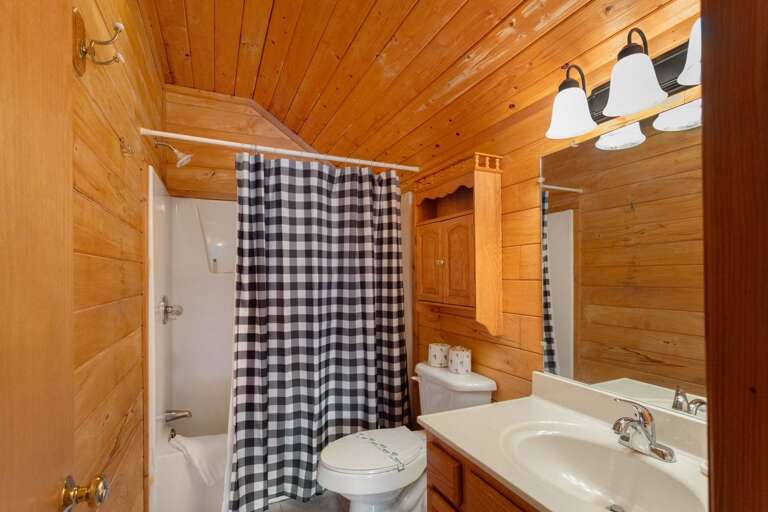 Full Loft Bathroom with Tub and Shower Combo Full Loft Bathroom with Tub and Shower Combo