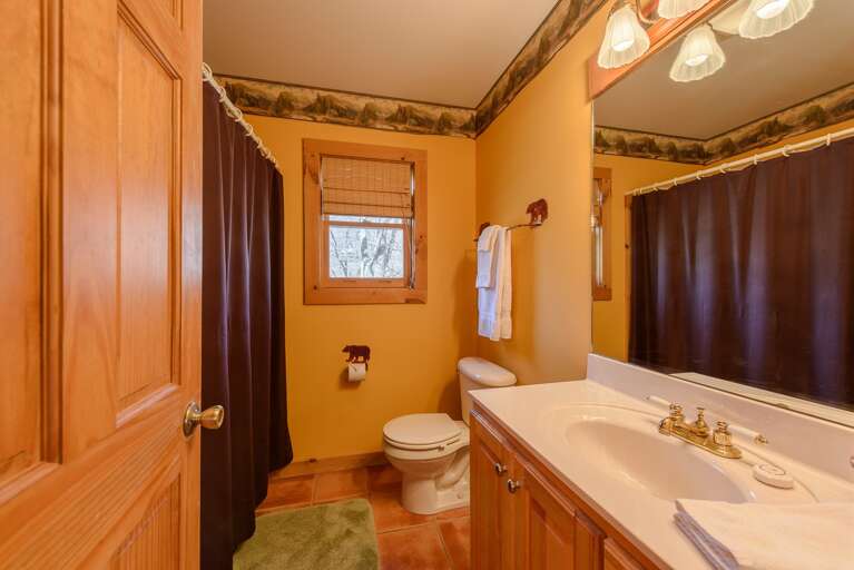 Upstairs Ensuite Full Bathroom with Tub/Shower