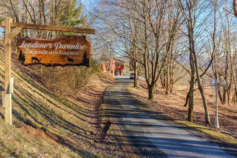 Welcome to Londono's Paradise!  Level Driveway and Level Parking