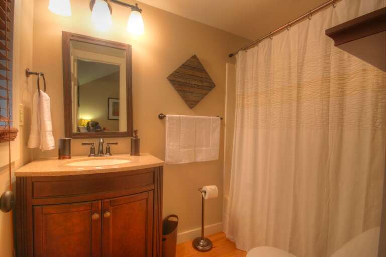 Majestic Mountain Haus Ensuite Full Bathroom