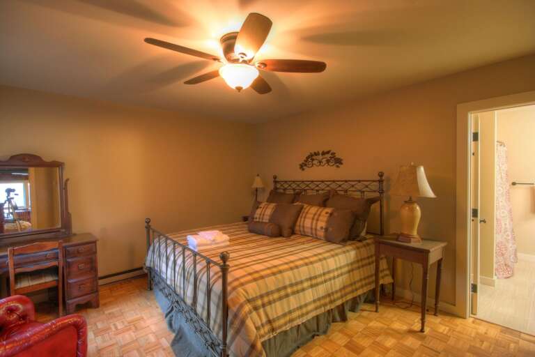 Majestic Mountain Haus First King Master Suite on Lower Level