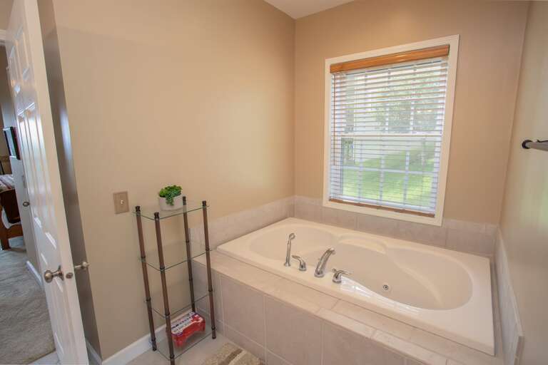 Bathtub in master bathroom