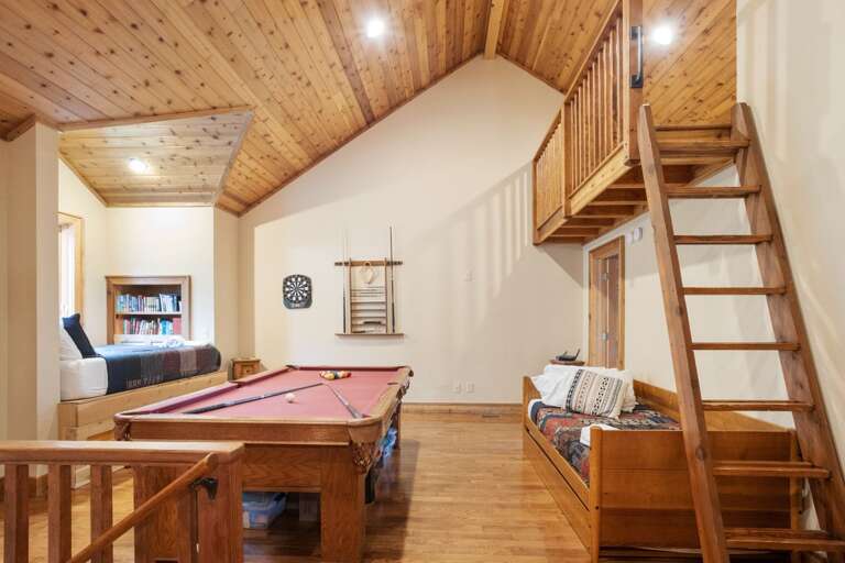 North View Lodge Game Room with Pool Table and Dartboard and Daybeds with Trundles