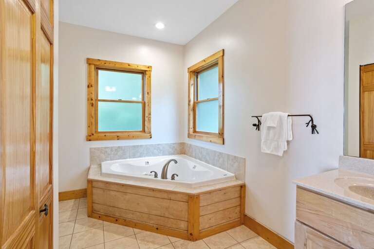 Main floor Master Bathroom w/ Whirlpool Tub and Enclosed Shower Main floor Master Bathroom w/ Whirlpool Tub and Enclosed Shower