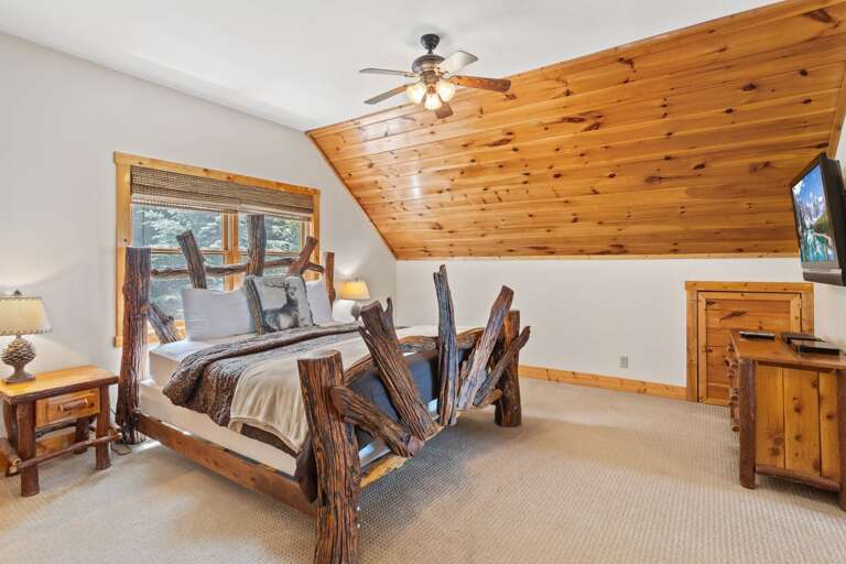 Upstairs King Master w/ Ensuite Bathroom and HDTV Upstairs King Master w/ Ensuite Bathroom and HDTV