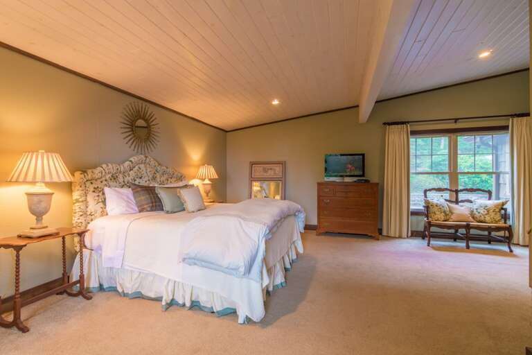 King Master Suite with Vaulted Ceilings King Master Suite with Vaulted Ceilings