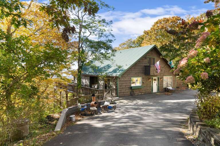 Pulling in the Paved Driveway with Level Parking and Level Entry Pulling in the Paved Driveway with Level Parking and Level Entry